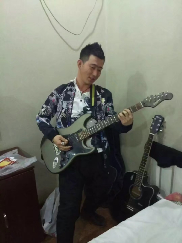小吉他的第一张照片--大庆相亲服务中心