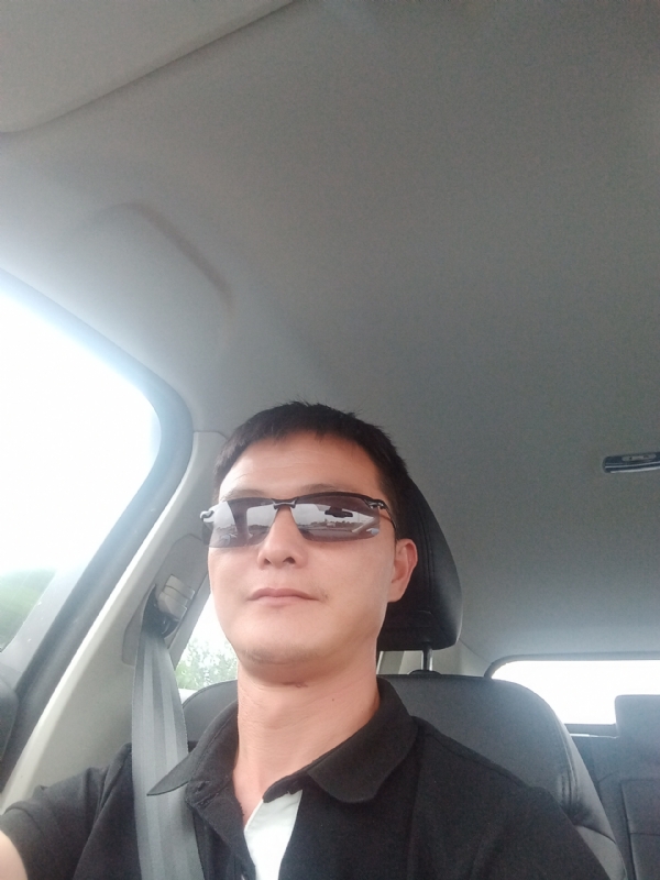 孤独的男人的第一张照片--大庆相亲服务中心