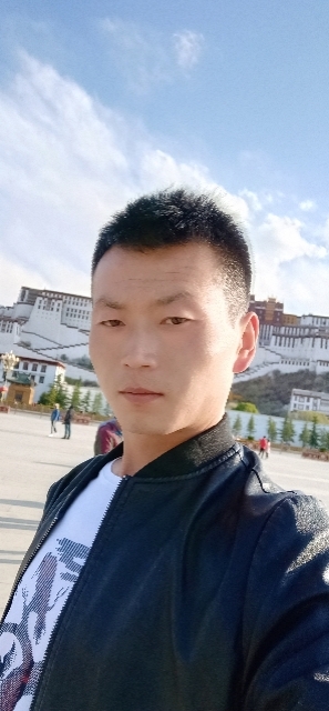 阳光下的小草的第一张照片--大庆相亲服务中心