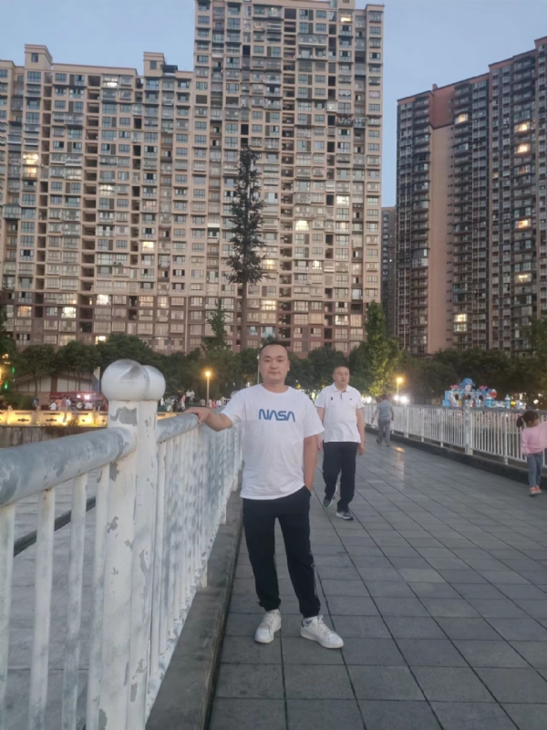 寂寞的男人的第一张照片--大庆相亲服务中心